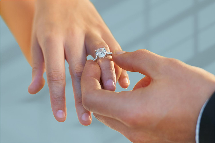 Cozy and Chic: Selecting Engagement Rings for Homebodies