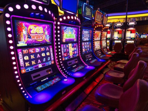 What makes feature guarantee mechanics appealing in online casino games?