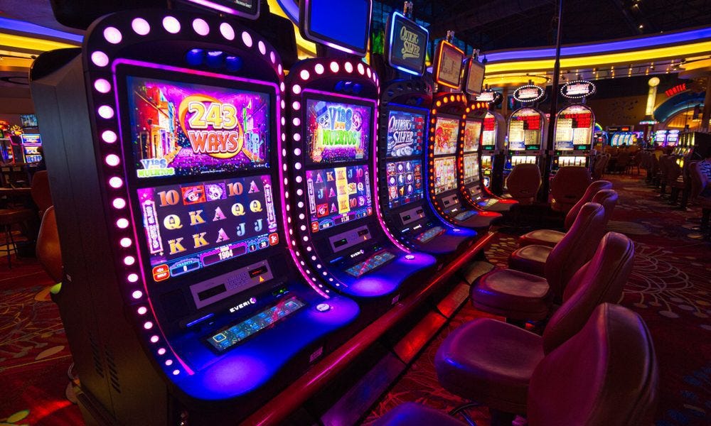 What makes feature guarantee mechanics appealing in online casino games?