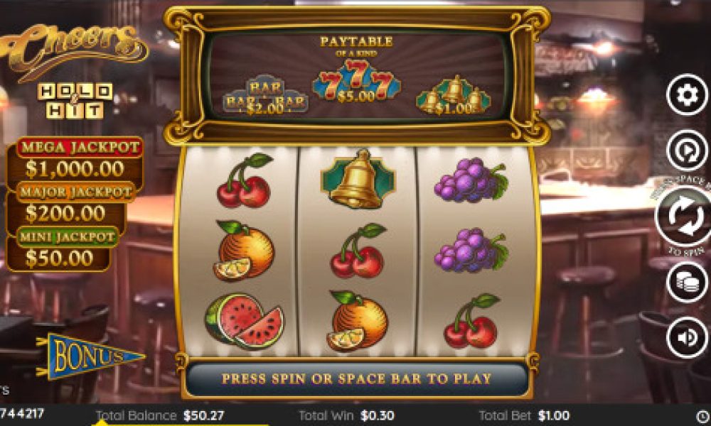 How do online slot players balance reward frequency and risk?