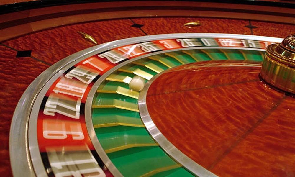 How do player participation structures work in bitcoin roulette?